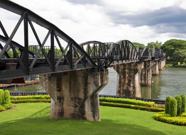 Damnoen saduak floating market and Kanchanaburi river kwai with lunch